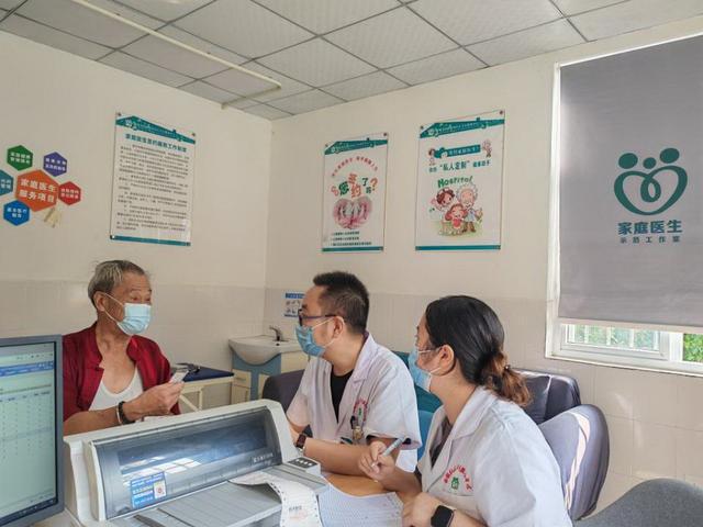 彭州市新增社區(qū)衛(wèi)生服務站 居民在家門口即可享受便捷診療與健康咨詢